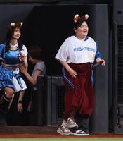 ファイターズガールときつねダンスの時間にかけ出す「ぼる塾」・あんり（右）＝撮影・中島達哉