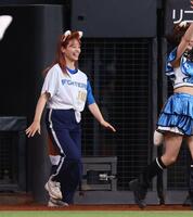 ファイターズガールときつねダンスの時間にかけ出す「ぼる塾」・きりやはるか（撮影・中島達哉）
