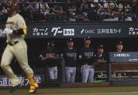 ７回、マルティネス（左）にソロを浴び、厳しい表情の岸田監督（右から２人目）＝撮影・中島達哉