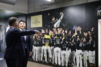 城島ＣＢＯの案内でドーム内を見学する佐々木麟太郎（球団提供）