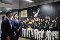 城島ＣＢＯの案内でドーム内を見学する佐々木麟太郎（球団提供）