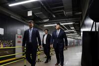 城島ＣＢＯの案内でドーム内を見学する佐々木麟太郎（球団提供）
