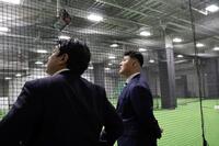 ドーム内を見学する佐々木麟太郎（球団提供）