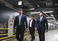 　みずほペイペイドームを訪れた米スタンフォード大の佐々木麟太郎内野手（右）＝１日（ソフトバンク球団提供）