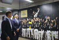 　みずほペイペイドームを訪れた米スタンフォード大の佐々木麟太郎内野手＝１日（ソフトバンク球団提供）