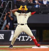 ４回、三塁打を放ち、ベンチに向かってポーズを決めるカストロ（撮影・中島達哉）