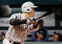 ４回、近藤が左中間に２点二塁打を放つ