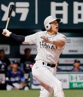 ５回、柳田が右越えに本塁打を放つ