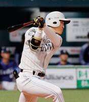 ３回、柳町が右中間に２点二塁打を放つ