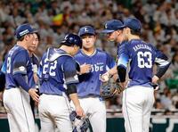 ３回、追加点を許したワイナンス（右から２人目）のもとに集まる西武ナイン