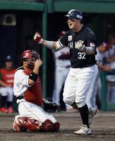 ３回、先制の２ランを放ちガッツポーズする佐藤（共同）