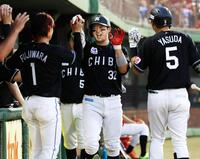 ３回、先制の２ランを放ちナインに迎えられる佐藤（中央）