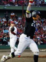 ３回、佐藤（手前）に先制の２ランを浴びた先発の滝中
