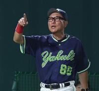 ４回、キャベッジへの警告について審判と話す池山監督