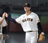 ８回を無得点に抑え、笑顔でベンチに戻る田中瑛