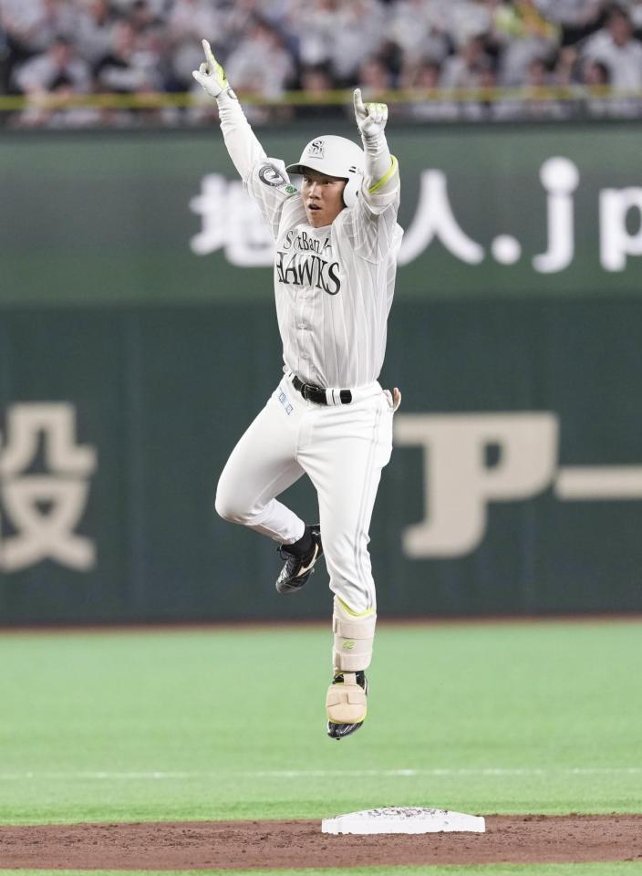 　４回、先制の２点二塁打を放ち、塁上でガッツポーズする海野
