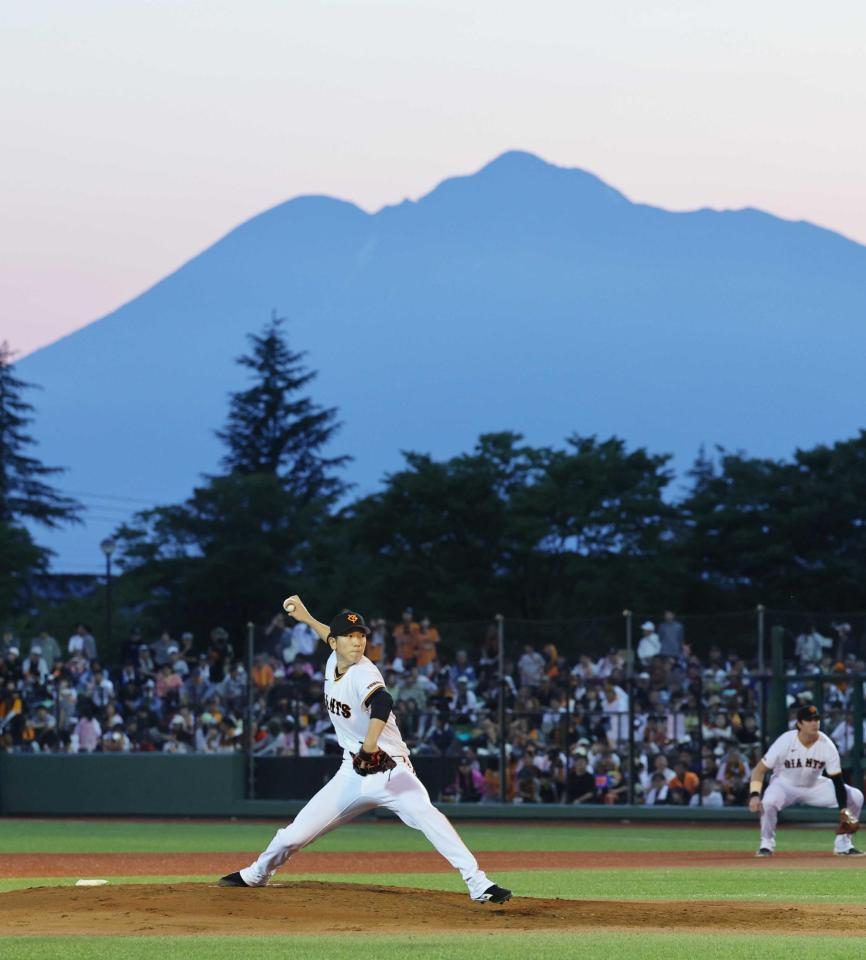 　４回、力投する戸郷。後方は岩木山