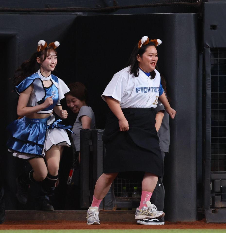 ファイターズガールときつねダンスの時間にかけ出す「ぼる塾」・田辺智加（右）＝撮影・中島達哉