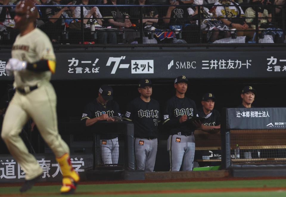 ７回、マルティネス（左）にソロを浴び、厳しい表情の岸田監督（右から２人目）＝撮影・中島達哉