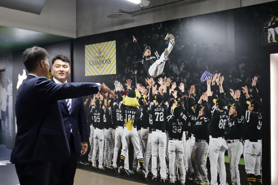 城島ＣＢＯの案内でドーム内を見学する佐々木麟太郎（球団提供）