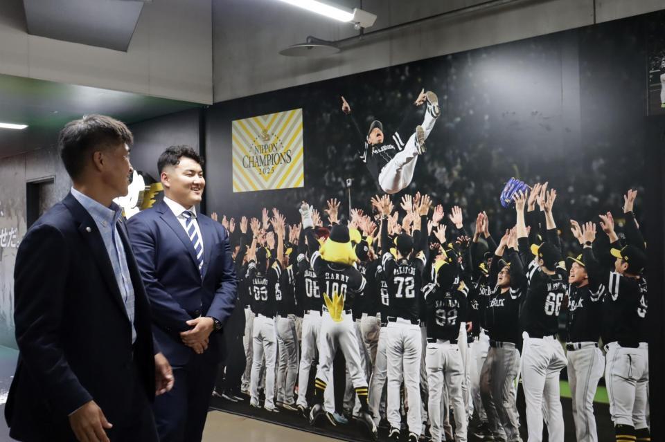 城島ＣＢＯの案内でドーム内を見学する佐々木麟太郎（球団提供）
