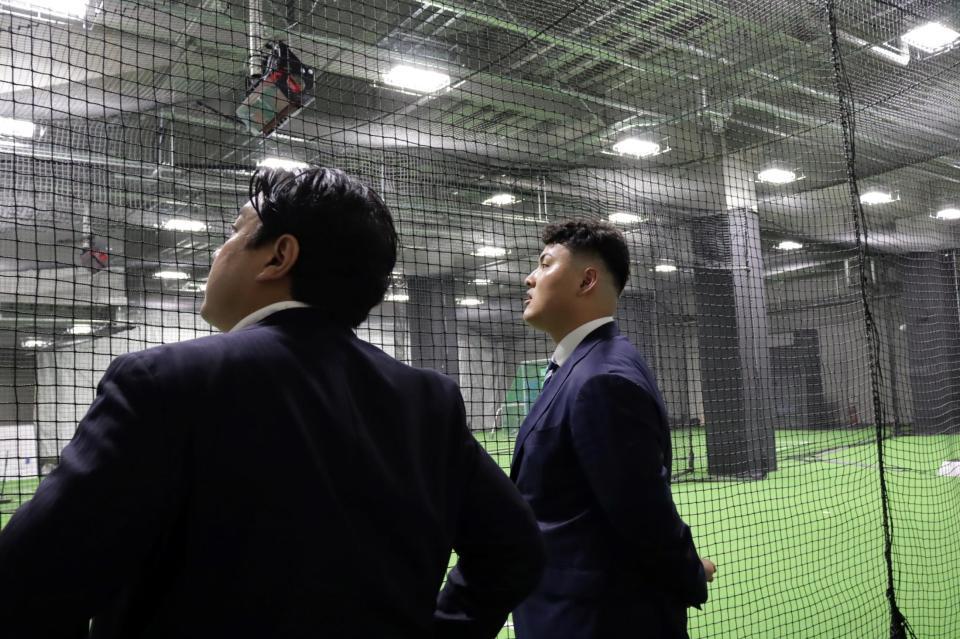 ドーム内を見学する佐々木麟太郎（球団提供）
