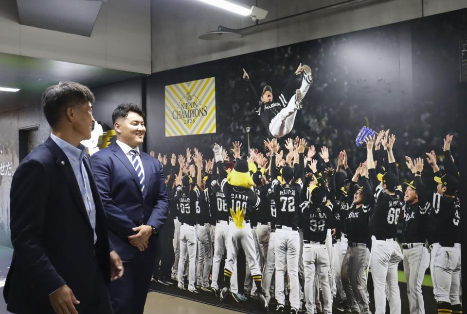 　みずほペイペイドームを訪れた米スタンフォード大の佐々木麟太郎内野手＝１日（ソフトバンク球団提供）