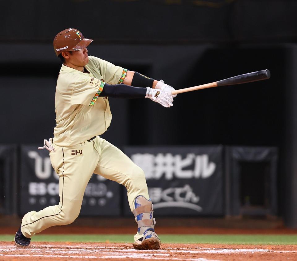 ８回、適時二塁打を放つ吉田（撮影・中島達哉）