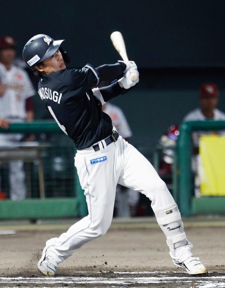 ６回、友杉が右前に適時打を放つ