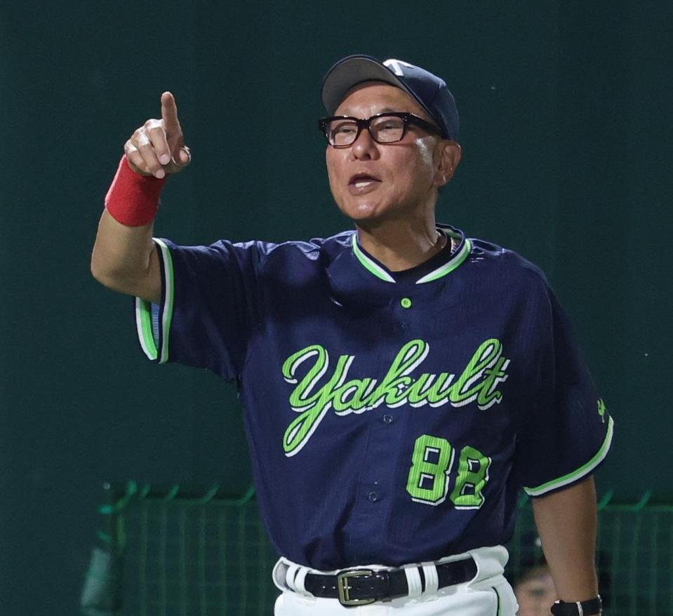 ４回、キャベッジへの警告について審判と話す池山監督
