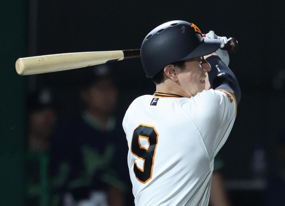 ７回、松本が左前に勝ち越し打を放つ