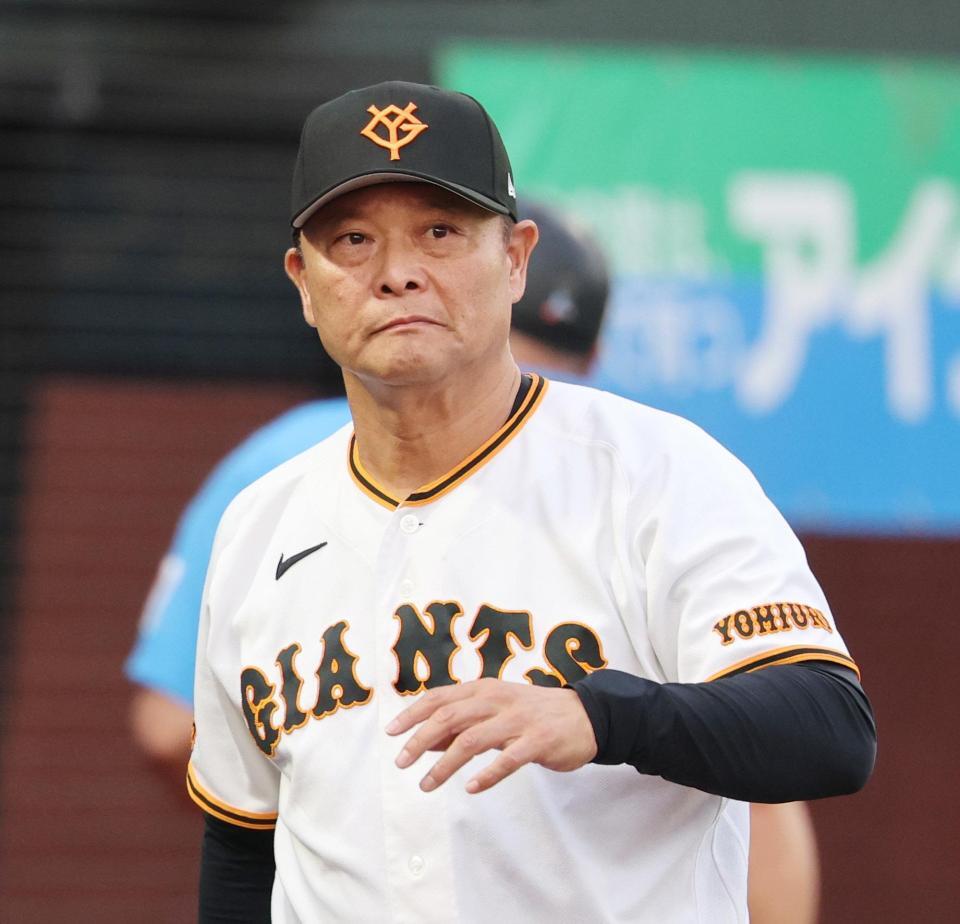 ２回、投手の交代を告げた橋上監督代行
