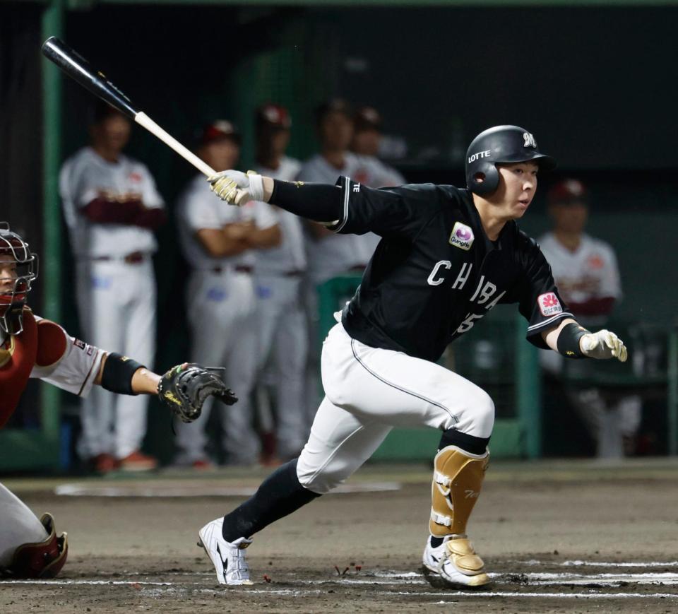 ６回、寺地が右翼線へ適時二塁打を放つ