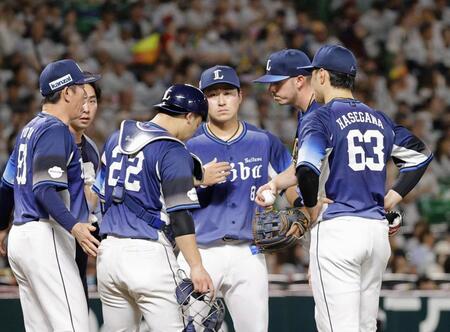 　３回、追加点を許したワイナンス（右から２人目）のもとに集まる西武ナイン＝みずほペイペイドーム