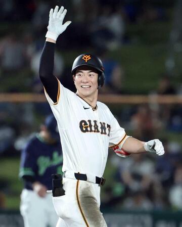 　７回、勝ち越し打を放ちポーズをとる松本