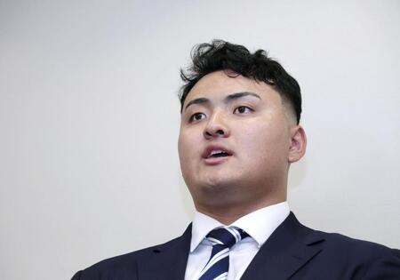 　みずほペイペイドームの施設見学後、取材に応じる米スタンフォード大の佐々木麟太郎内野手＝１日（代表撮影）