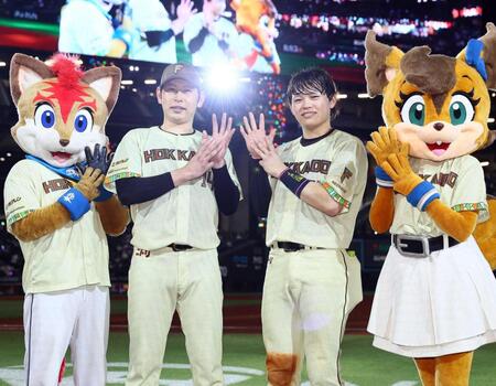 　完封で８勝目を挙げ、「８」のポーズをとる加藤貴（左）と田宮（撮影・中島達哉）