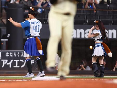 ファイターズガールときつねダンスを踊るかけおち・青木マッチョ（左）＝１日