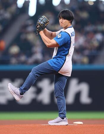 ファーストピッチセレモニーで投球するかけおち・青木マッチョ＝１日