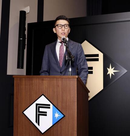 ２軍本拠地移転先の発表会見で話す小林兼執行役員開発本部副本部長（撮影・中島達哉）