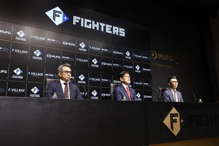 会見後、報道陣の取材を受ける（左から）株式会社ファイターズ　スポーツ＆エンターテイメント・前沢賢代表取締役社長、栗山ＣＢＯ、小林兼執行役員開発本部副本部長（撮影・中島達哉）