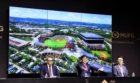 会見後、イメージを背に報道陣の取材を受ける（左から）株式会社ファイターズ　スポーツ＆エンターテイメント・前沢賢代表取締役社長、栗山ＣＢＯ、小林兼執行役員開発本部副本部長（撮影・中島達哉）