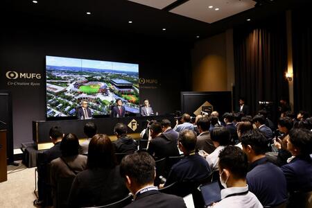 会見後、報道陣の取材を受ける（左から）株式会社ファイターズ　スポーツ＆エンターテイメント・前沢賢代表取締役社長、栗山ＣＢＯ、小林兼執行役員開発本部副本部長（撮影・中島達哉）