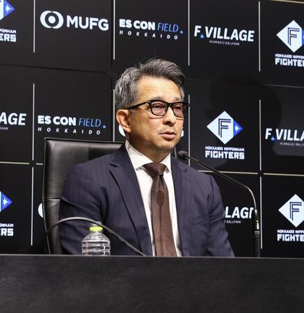 会見後、報道陣の取材を受ける株式会社ファイターズ　スポーツ＆エンターテイメント・前沢賢代表取締役社長（撮影・中島達哉）