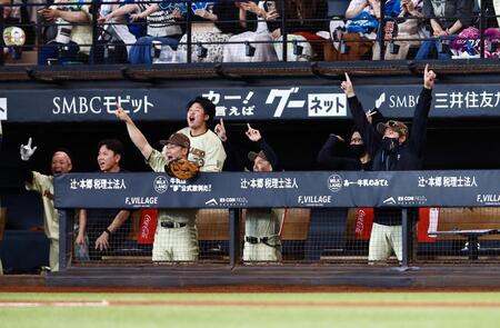 １回、４者連続本塁打が飛び出し、湧き上がる新庄監督（右）ら日本ハムナイン（撮影・中島達哉）