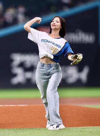 ファーストピッチセレモニーで投球する乃木坂46・金川紗耶