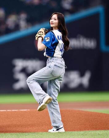 ファーストピッチセレモニーで投球する乃木坂46・金川紗耶