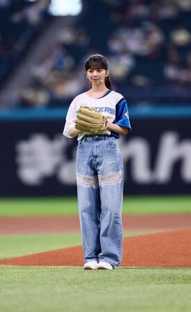 ファーストピッチセレモニーで投球する乃木坂46・長嶋凛桜