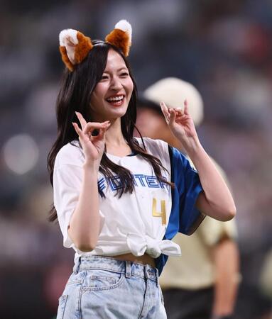 きつねダンスを踊る乃木坂野球部の金川紗耶（撮影・中島達哉）