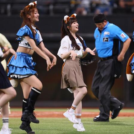 ファイターズガールときつねダンスを踊る乃木坂野球部のメンバー（撮影・中島達哉）